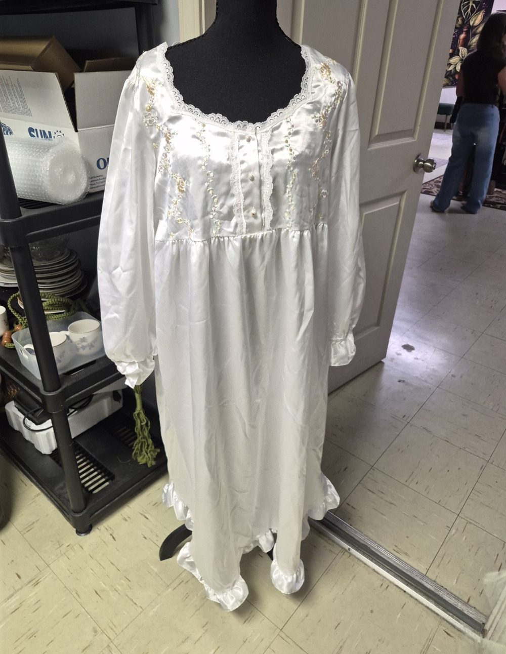 Character White Satin Lace Trim Long Sleeve Scoop Neck Nightgown Size M